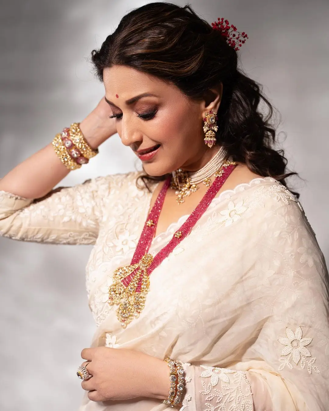Sonali Bendre Mesmerizing Looks In Beautiful White Saree